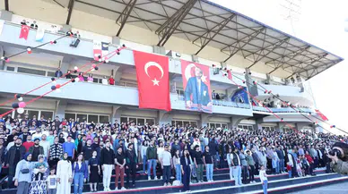 Fü Öğrencileri Hipodromda Küçük Konser Verdi