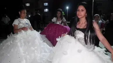 Genç Kızlar Gelinlik Giyip 9/8 Müziklerle Hıdırellez’i Kutladı
