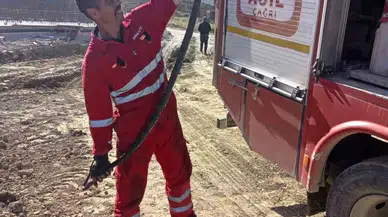 İsminden Bile Korkanlar Varken O Bir Buçuk Metrelik Yılanı Elleriyle Yakaladı
