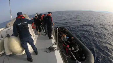 İzmir Açıklarında 30 Sistemsiz Göçmen Yakalandı, 25’i Çocuk 58 Göçmen Kurtarıldı