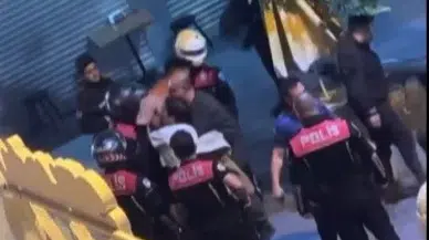İzmir’de Arbedeye Müdahale Eden Polislere Saldıran Şahıs Kamerada