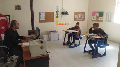 Muhtar ve Köy Halkı El Ele Verdi, 3 Öğrencisi Olan Okulu Yeniledi