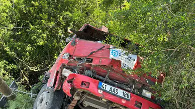 Sarıyer’de Bariyerleri Aşan Vinç Şarampole Uçtu: 2 Yaralı