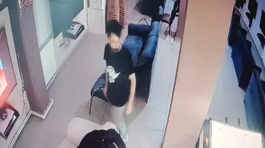 Sultangazi’de Oyun Konsolu Hırsızlığı Kamerada: "Arabamı Çekip Geleceğim" Diyerek Kaçtı