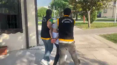 25 Yıl Mahpus Cezasıyla Aranan Hata Makinesi, Cumhuriyet Caddesi’nde Hoşluk Merkezi Broşürü Dağıtırken Yakalandı