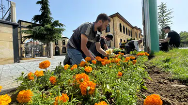 Mezarlıkları Bayrama Hazırlıyor