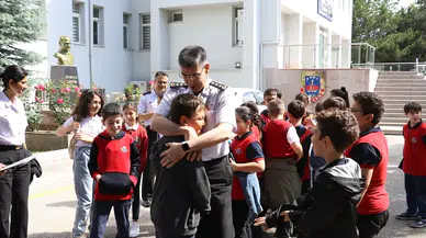 Minikler, Jandarmayı Tanıyor