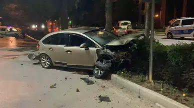 Araba Park Halindeki Araçlara ve Refüjdeki Ağaca Çarptı: 2 Yaralı