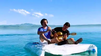 Atık Materyallerden Yaptıkları Salla Van Gölü’nün Ortasında Konser Verdiler