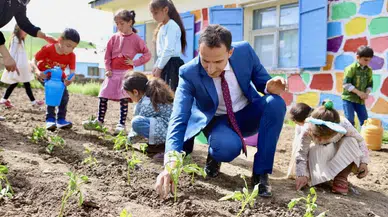 Atıl Alanı Organik Tarım Alanına Çeviren Fedakar Öğretmen, Ürünlerin Geliriyle Öğrencilerin Eğitim Muhtaçlıklarını Karşılıyor