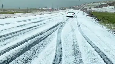 Dolu Yağışı Sonrası Karayolu Beyaza Büründü