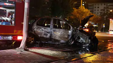 Elektrik Direğine Çarpan Araba Alev Topuna Döndü