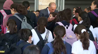 Emekli Oldu Ama 5 Yıldır Okulu Birinci O Açıyor ve Öğrencileri Kapıda Karşılıyor