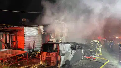 Esenyurt’ta 8 Araç ve İş Yeri Alev Alev Yandı: Kundaklama Anı Güvenlik Kamerasında