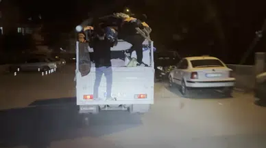 Eşya Yüklü Kamyonetin Kasasında Tehlikeli Seyahat Kamerada