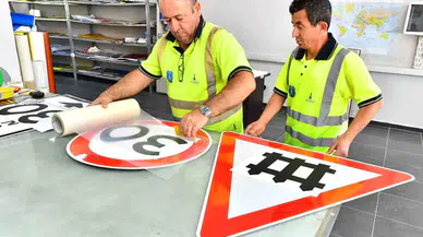 İzmir Büyükşehir, Yılda 15 Bin Trafik Levhası Monte Ediyor