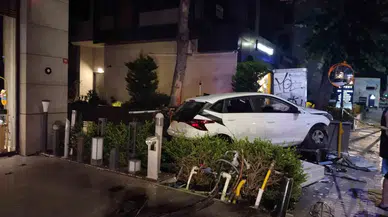 Kadıköy’de Denetimden Çıkan Araç Binanın Doğal Gaz Kutusuna Çarptı: 2 Yaralı