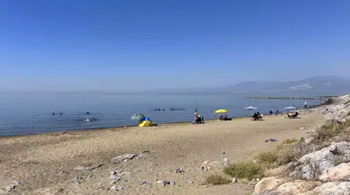 Kavurucu Sıcaktan Bunalan Vatandaşlar Kendilerini Akdeniz’in Serin Sularına Bıraktılar