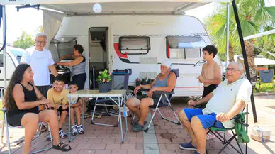 Lüks Otellerin Yerine Karavanı Tercih Ettiler, Bir Günlük Otel Fiyatı ile Bir Ay Tatil Yapıyorlar