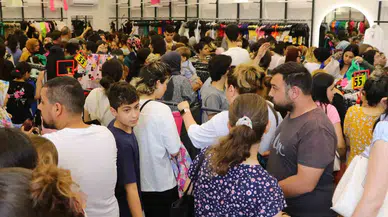 Mağaza Açılışında İndirimli Kıyafetleri Almak İçin Yarıştılar