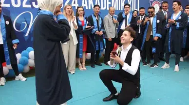 Mezuniyet Merasiminde Sahnede Evlenme Teklif Etti