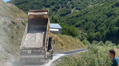 Muş’ta Tesirli Olan Sıcaklar Asfaltı Eritti