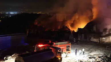 Personellerin Kaldığı 3 Katlı Prefabrik Yatakhane Alevlere Teslim Oldu