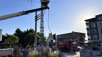 Sıcağın Tesiriyle Kopan Elektrik Telinde Yaşanan Patlama Kamerada