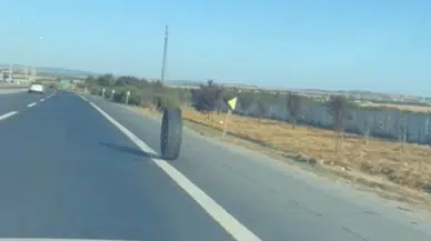 Tem Otoyolu’nda Kamyonetten Kopan Lastiğin Enteresan Seyahati Kamerada