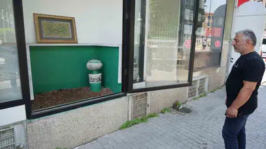 Vitrinde Mezarlığı Görenler Dönüp Bir Daha Bakıyor