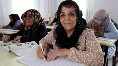 Yaşlı Teyzelerin Okuma Yazma Azmi