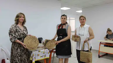 Yaz Aylarında Asi Nehri’ni Kaplayan Su Sümbülleri Bayanların Elinde Sanat Yapıtına Dönüşüyor