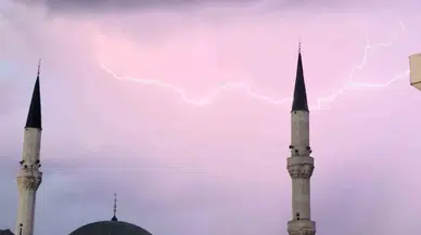 Yüksekova’da Cami Minareleri Gerisinde Çakan Şimşeklerden Görsel Şölen
