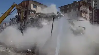 6 Katlı Bina İş Makinesinin Darbesiyle Yerle Bir Oldu