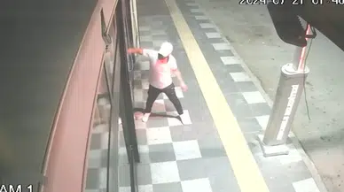 İş Yerinin Camlarını Taşla Kırdı, O Anlar Kamerada