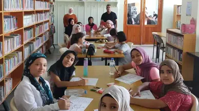 Kur'an Kursu Öğrencileri Kütüphanede