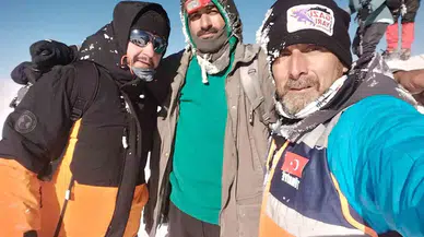Ağrı Dağı’nda Dağcılar Kar ve Fırtınaya Karşın Doruğa Ulaştı