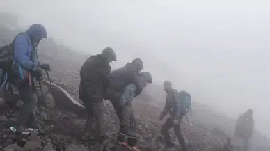 Ağrı Dağı’nda Kaybolan 2 Dağcıyı Arama Çalışmaları Sürüyor