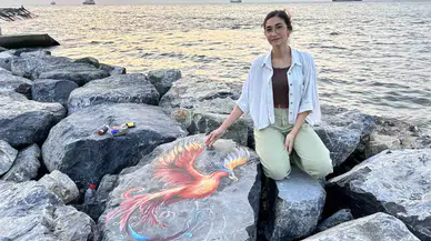 Akdeniz Kıyısındaki Dalga Kıran Kayalar Ressam Eliyle Renkleniyor