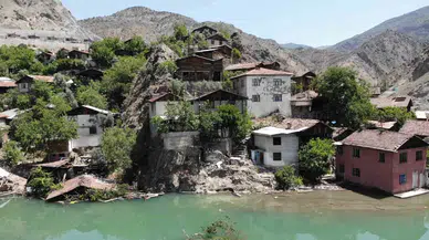 Baraj Suları Konutunun Duvarına Dayandı: 75 Yaşındaki Sebaha Nine Koca Köyde Tek Başına Mahsur Kaldı