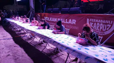 Bu da Karpuz Yeme Yarışı: 2 Kilo Karpuzu Erken Bitiren Altın Kazandı