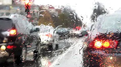 Kuvvetli Yağış Amasya Yolunu Trafiğe Kapattı