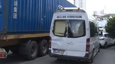 Esenyurt’ta Freni Boşalan Tır, 5 Araca Çarptı: Yolun Ortasında Minibüsten İnen Bayan Araçların Ortasında Sıkıştı
