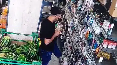 Havaların Isınması Hırsızları da Tesirleri, Deodorant Seçip Çalan Şahıs Kamerada
