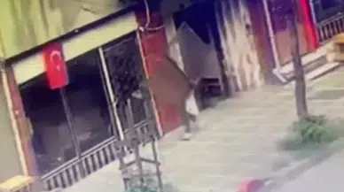 İstanbul’da Enteresan Hırsızlık Kamerada: Apartmanın Kapısını Söküp Çaldı