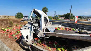 Karpuz Yüklü Kamyonet Refüje Çarptı: Ortalık Savaş Alanına  Döndü