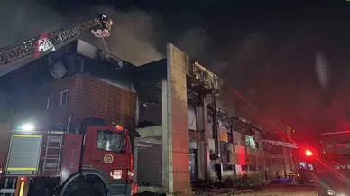 Kentteki Tüm İtfaiye Takımlarının Seferber Olduğu Fabrika Yangını Denetim Altında