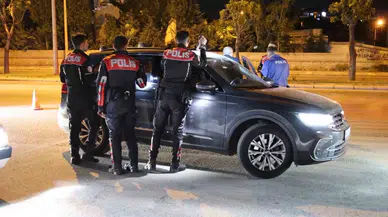 Kurusıkı Tabancayla Yakalandı, Polis Otosundaki Yeri Beğenmedi: “Arkaya Gerek Var Mı?”