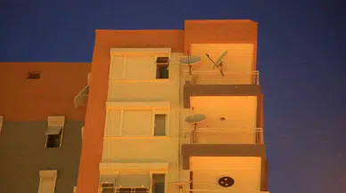 Meskeni Ateşe Verip 5 Saat Direndi, Özel Harekat Polisinin Omuzlarında Binadan Çıkartıldı