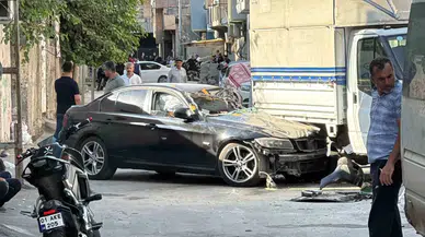 Motosikletli Şüpheliler Kovaladıkları Araba Şoförünü İnfaz Etti